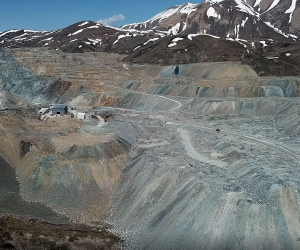 Вследствие периодических обстрелов работа открытого карьера на Сотском руднике приостановлена