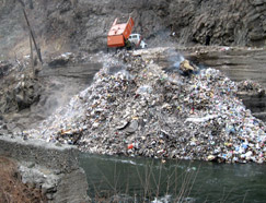 Hetq photo: Waste being dumped into the Debed river