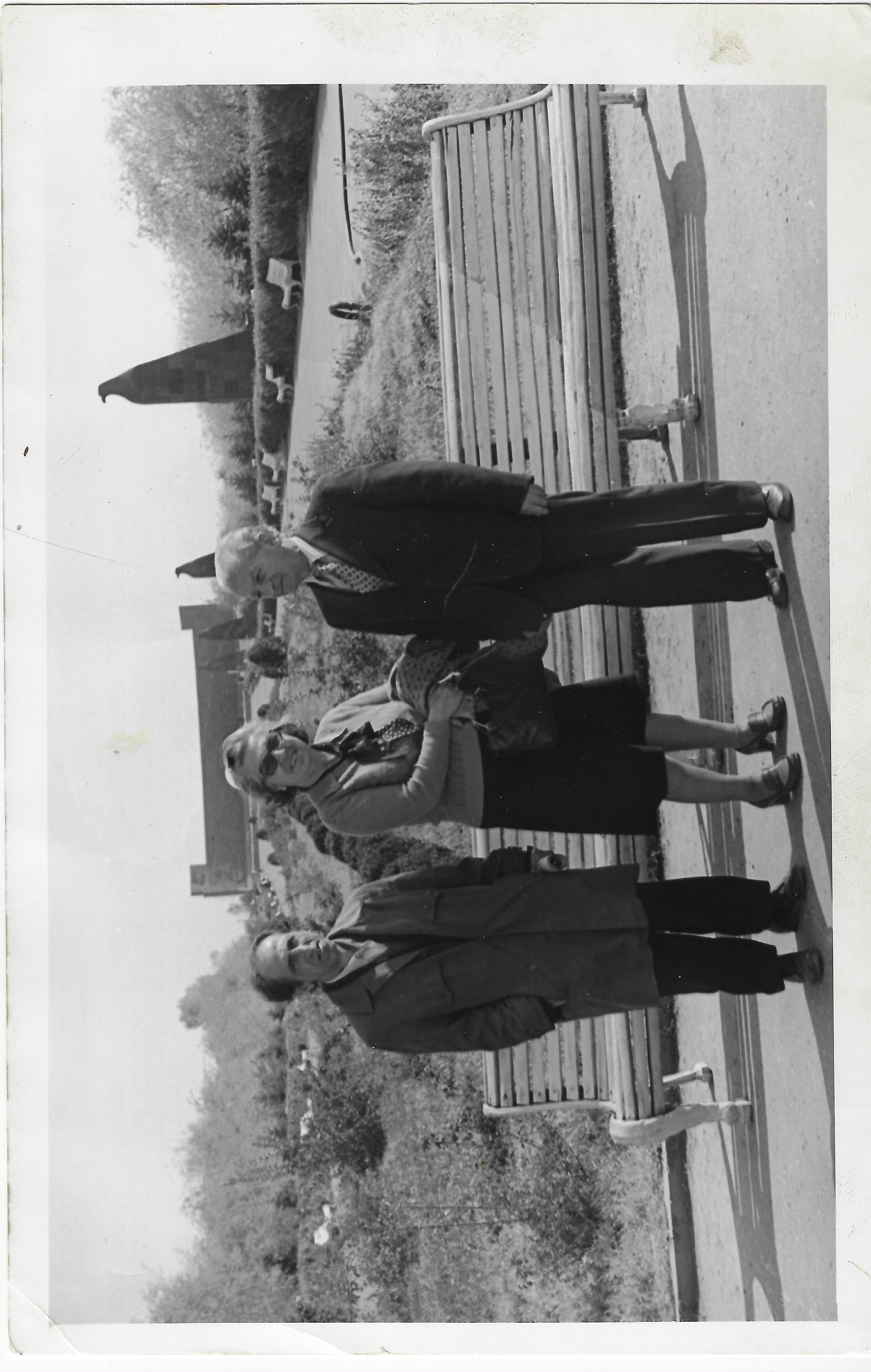 Անահիտ Ոսկերիչեան- Օշականը Ստ. Կուրտիկյանի եւ Խաչատրյանի հետ, Սարդարապատ.jpg (1.42 MB)