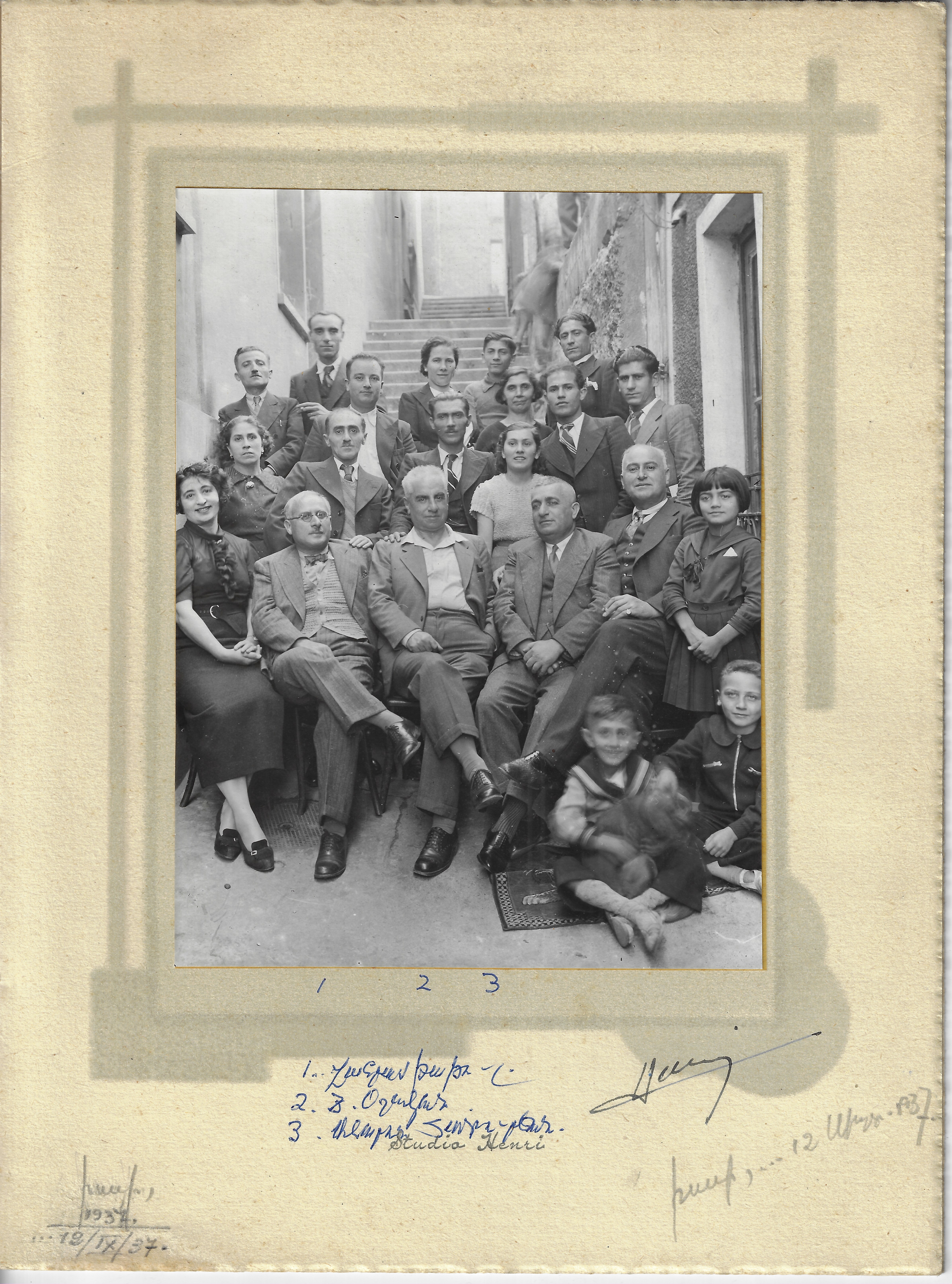 Խմբանկար, Ֆրանսիա,1937թ. Հակոբ Օշականի կողքին նաստած՝ ձախից Վահրամ Թաթուլ, աջից Ահարոն Հարությունեան.jpg (5.56 MB)