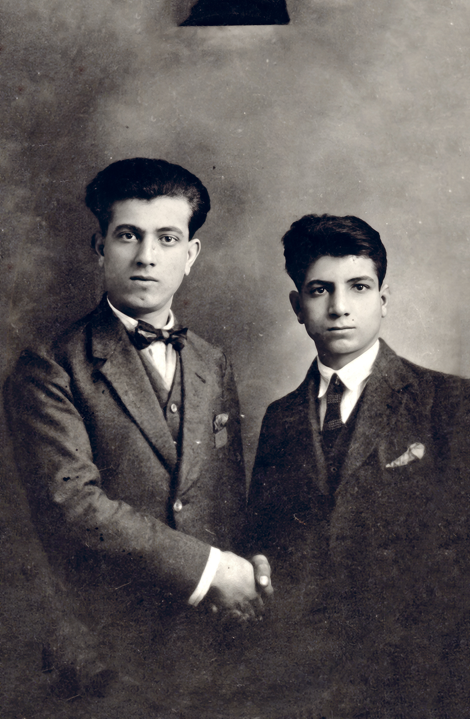 Միսաքը եղբոր՝ Կարապետի հետ, Փարիզ, 1925թ..jpg (1.07 MB)