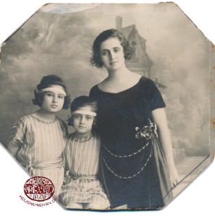 Պերճուհին դուստրերի հետ.png (155 KB)