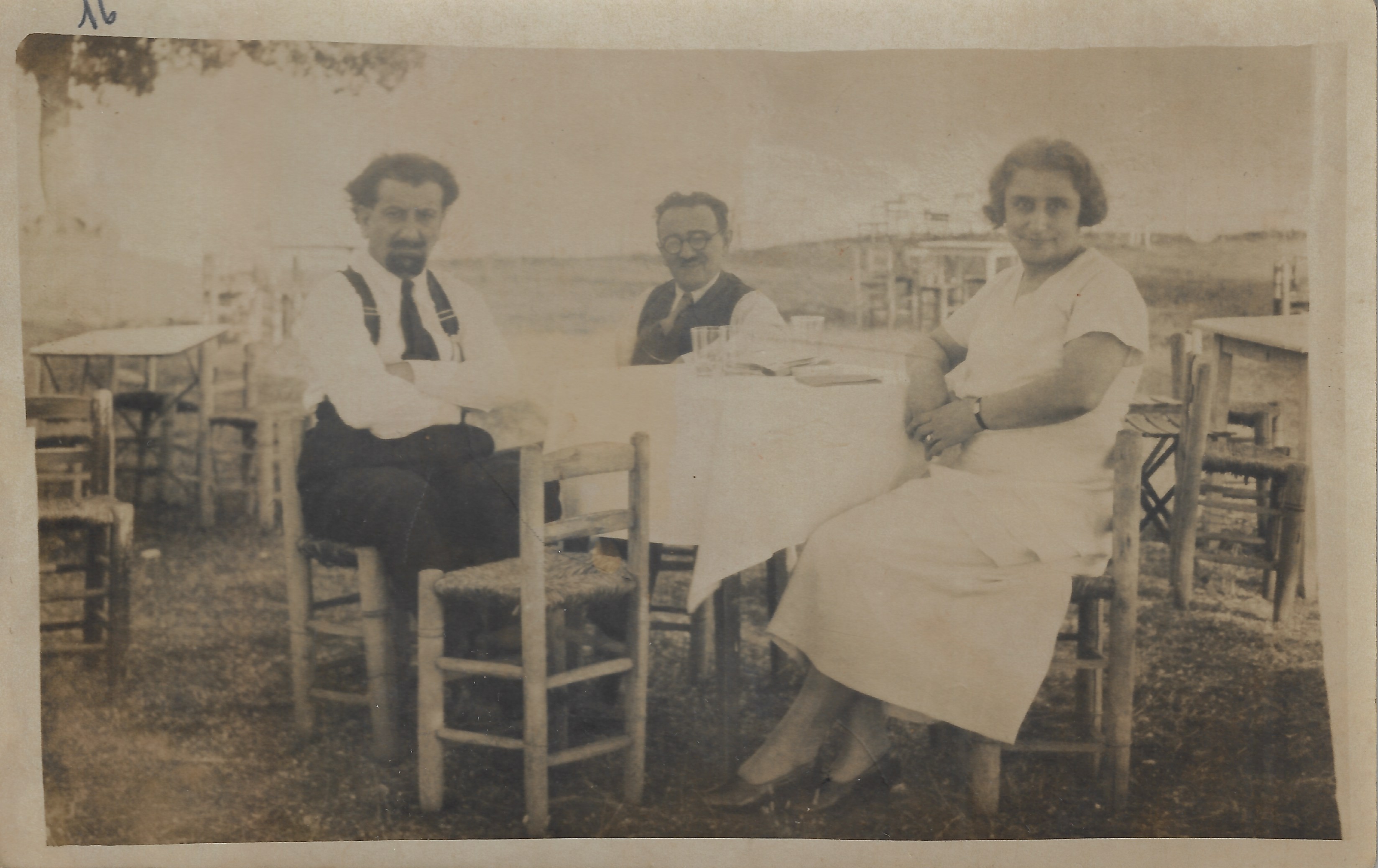 Սրճարանում .jpg (717 KB)