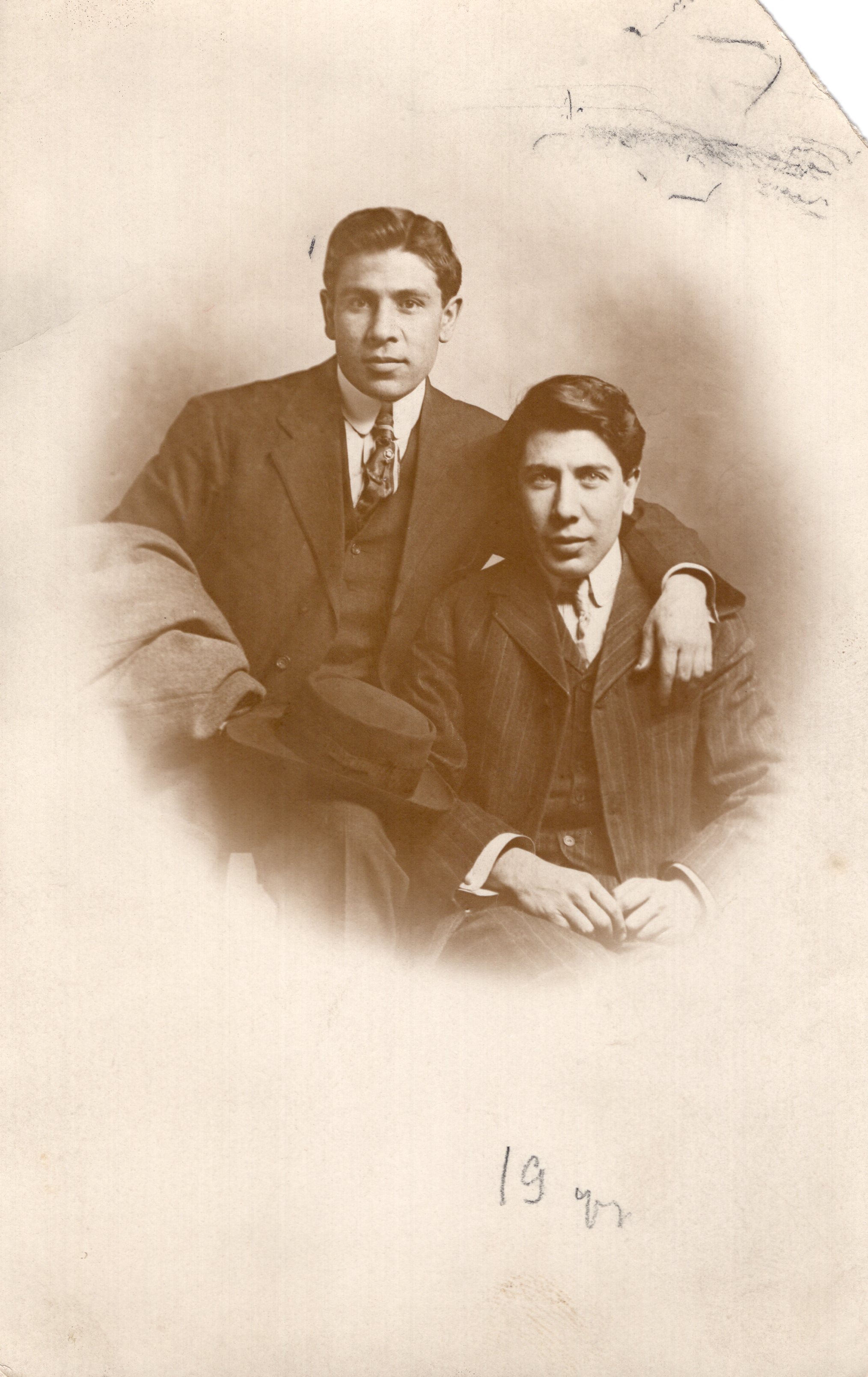 Վահանը եղբոր՝ Գևորգի հետ, 1914թ., Ամերիկա.jpg (768 KB)