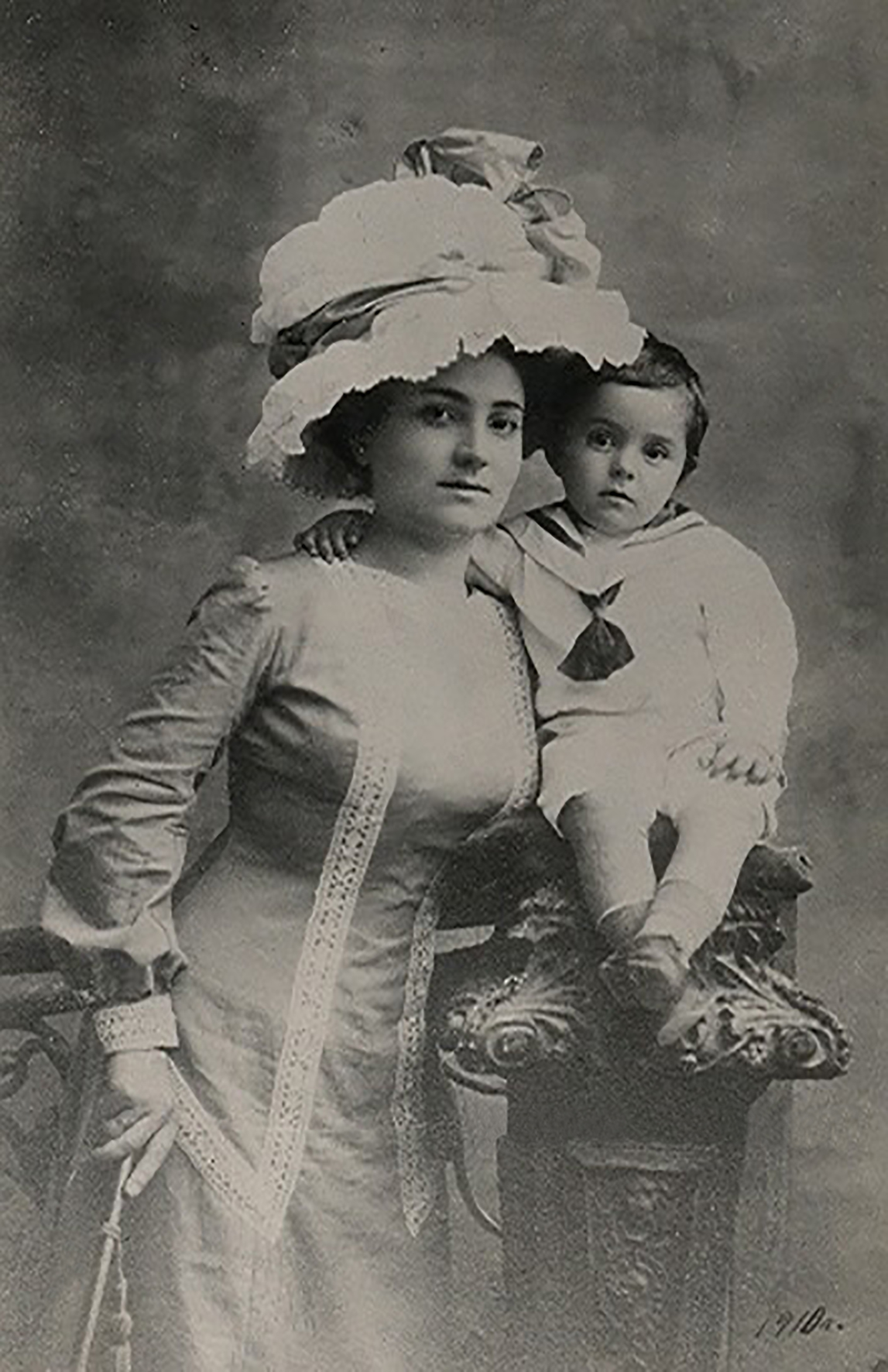 1910 թ․ Վիկտորիա Աբովյան-Շահխաթունին որդու հետ Թիֆլիսում (1).jpg (661 KB)