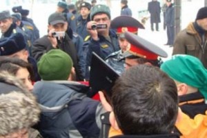 В сквере на проспекте Маштоца водитель активистам: «Сейчас получишь ломом по 
голове» (фоторепортаж)