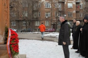Պսակադրման արարողություն՝ Սոֆիայի Երևանյան պուրակում տեղադրված հայկական խաչքարի մոտ
