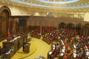 После минуты молчания депутаты проголосовали за проект закона “О правовом режиме 
чрезвычайного положения”