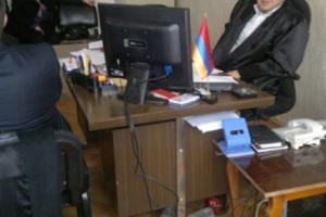 «Ժողովուրդ» օրաթերթ. դատավորը դատը վարել է կոշիկները հանած