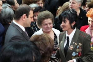 Քաղաքապետը շնորհավորել է ազատամարտիկների կանանց, մայրերին և կին ազատամարտիկներին