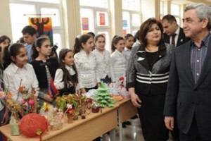 Սերժ Սարգսյանի նախընտրական հանդիպմանը ներկա են եղել նաեւ մանկապարտեզի 
երեխաները