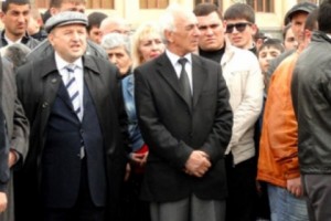 На одной и той же площади в Гюмри одни ведут борьбу против Георгия Ваняна, а другие – 
против экологов