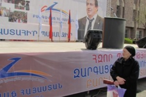 Էջմիածնում պապիկը տեսախցիկի առջեւ կարծիք հայտնեց միայն «անվտանգության 
երաշխիքներ» պահանջելուց հետո (վիդեո)