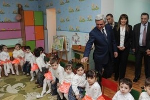 Սերժ Սարգսյանն այցելել է Շենգավիթի գիշերօթիկ մսուր-մանկապարտեզ և 
«Արարատի» սննդի կոմբինատ