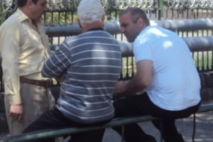 Սպիտակ վերնաշապիկով կասկածելի տղամարդը