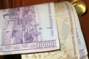 Մեղադրվում են գունավոր տպիչով կեղծ թղթադրամներ պատրաստելու եւ իրացնելու 
մեջ