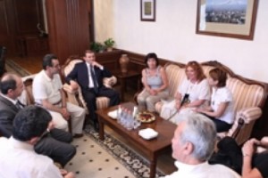 Երեւանի քաղաքապետը հանդիպել է Տոնինո Գուերայի այրու հետ