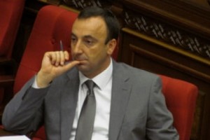 Министр юстиции предпочитает доллары и евро