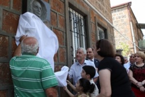 Երևանում Բացվել է մեծանուն բանաստեղծ Վահագն Դավթյանի հուշատախտակը