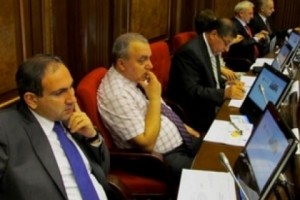 Никол Пашинян рассказал в парламенте анекдот и подверг критике политику правительства