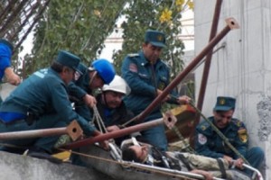 Обрушение в Ереване: раненых спускают на носилках (фото)