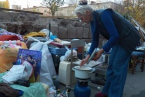 Уже седьмой рассвет семья Ашугарибянов встречает на улице (видео)