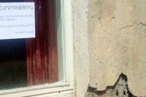 Жильцы аварийного здания в городе Севане обеспокоены