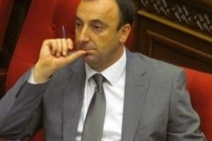 Ընդվզում Հրայր Թովմասյանի դեմ