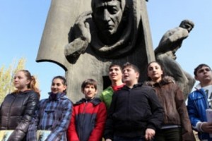 Դպրոցականները մասնակցել են Ե. Չարենցի հիշատակին նվիրված միջոցառմանը