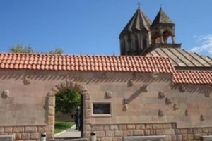 Ահազանգ. վերսկսվել է Գանձասարի միջնադարյան եկեղեցու պարսպի տխրահռչակ երեսպատումը (վիդեո)