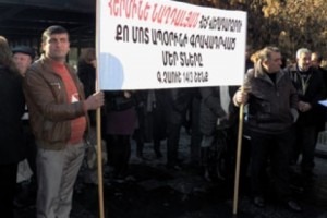 Члены кооператива “Норашен-2007” проводят акцию протеста перед резиденцией президента 
РА (фото)