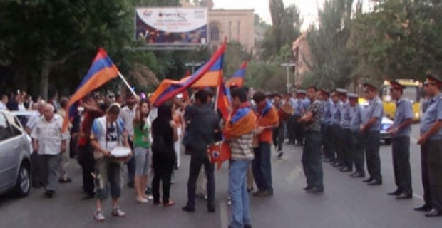 Մեկնարկել է ընդդիմության երթը