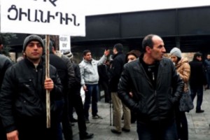"Нет" цианиду!": акция протеста меградзорцев перед резиденцией президента РА