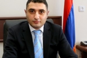 Судья Араик  Мелкумян не может сориентироваться, выносить вердикт против Царукяна или 
нет