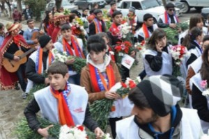 Праздник святого Валентина в Армавире и школьники с предвыборной атрибутикой 
кандидата-республиканца