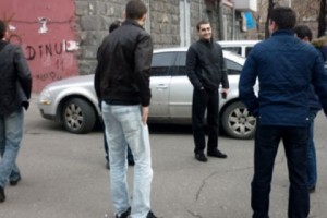 Группа молодых людей и доверенное лицо Сержа Саргсяна