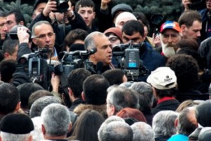 Пресс-конференция Раффи Ованнисяна переросла в митинг (фото)