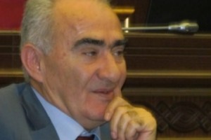 Причина оскорблений – взаимоисключающие комментарии, считает Галуст Саакян