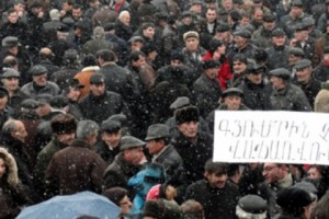 «Գյումրին չի վաճառվում»,- ասում էին «Ժառանգության» հանրահավաքին եկած գյումրեցիները (լուսանկար)