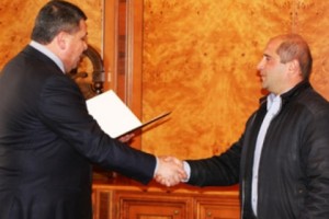 Ոստիկանապետը պարգևատրեց քաղաքացիական բարձր կեցվածք դրսևորած քաղաքացուն