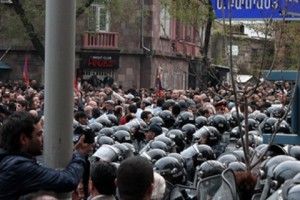 Полиция требует прекратить шествие