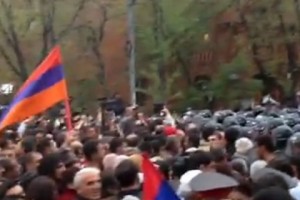 Участники шествия хотят направиться на Баграмяна, 26