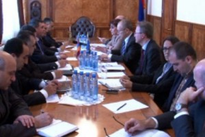 Կալանավորները Ժան Պիեռ Ռաստելինիին բողոքել են իրենց հանդեպ վատ վերաբերմունքից