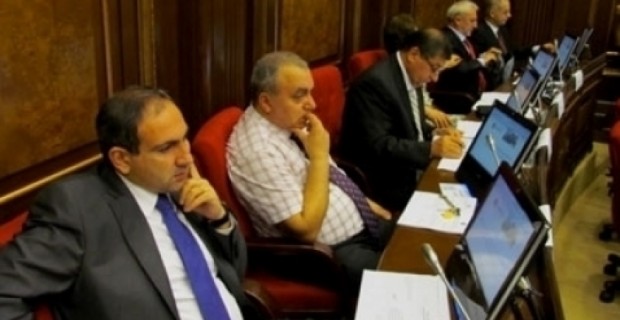 Депутат ЗПЧ: «Почему не называете имя председателя Комитета госдоходов Гагика Хачатряна?»