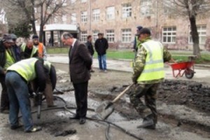 Մարզպետը քանդել տվեց անորակ ասֆալտը