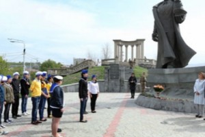 Երևանցի դպրոցականներն այցելել են իրենց դպրոցների անվանատուների արձաններին