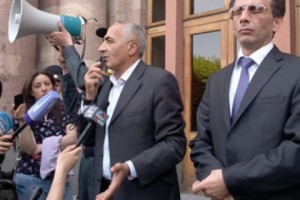 "Может ли правительство освободить нас от коммунальных платежей?" – вопрос работников "Наирита" представителю правительства