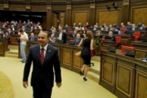 Овик Абрамян выполнил обещание: обнародованы имена имеющих пропуски депутатов