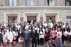 Նախագահ Սահակյանը դիպլոմներ է հանձնել ԱրՊՀ մի խումբ շրջանավարտների