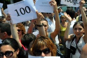 Protesters Converge on Yerevan Municipality to Demand Reversal of Fare Hikes